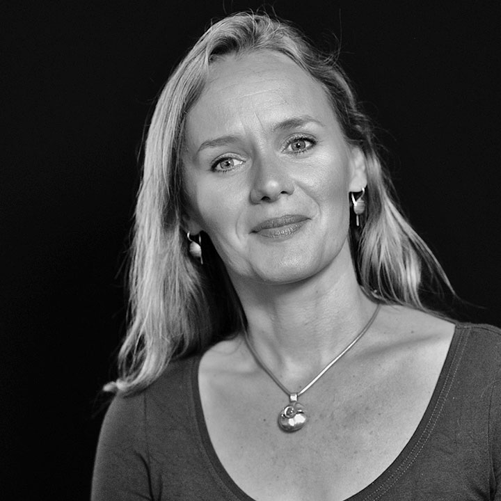 Portrait Anja Kampmann, blonde Frau mit halblangen Haaren